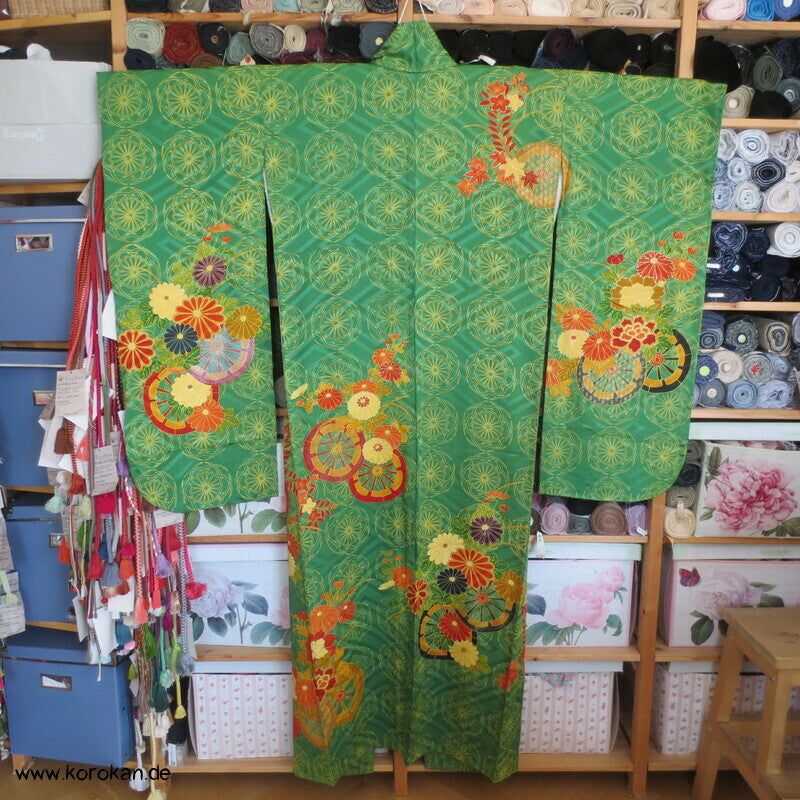 Genji Guruma und Blumen Seidendamast Furisode Kimono