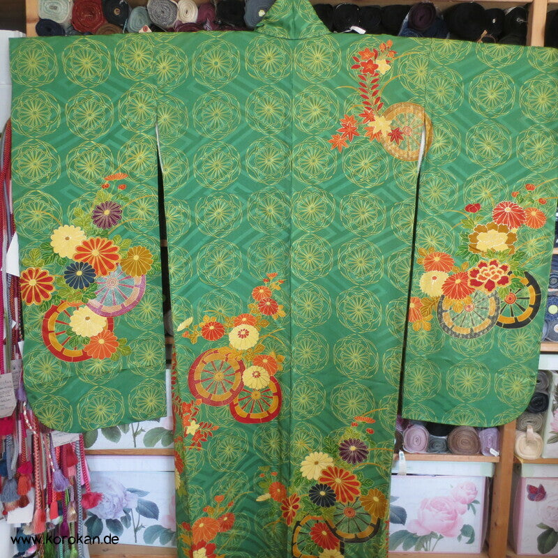 Genji Guruma und Blumen Seidendamast Furisode Kimono