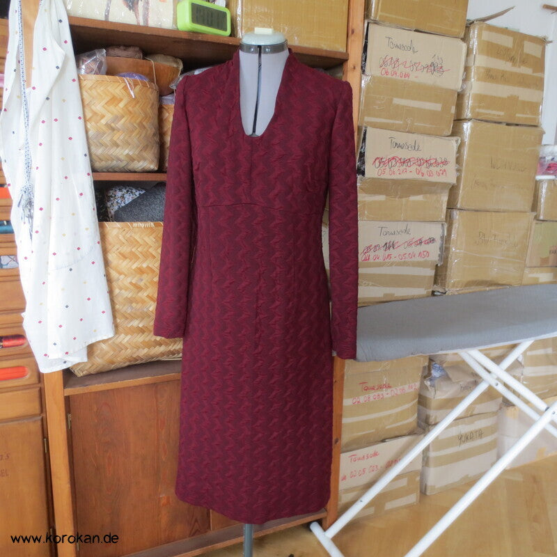 Viscosejacquardjersey schmales Kleid weinrotes zigzag, Gr. M