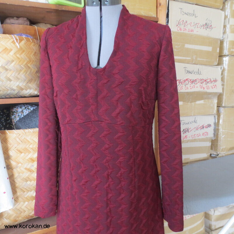Viscosejacquardjersey schmales Kleid weinrotes zigzag, Gr. M