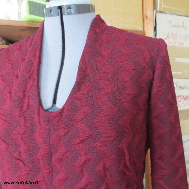 Viscosejacquardjersey schmales Kleid weinrotes zigzag, Gr. M