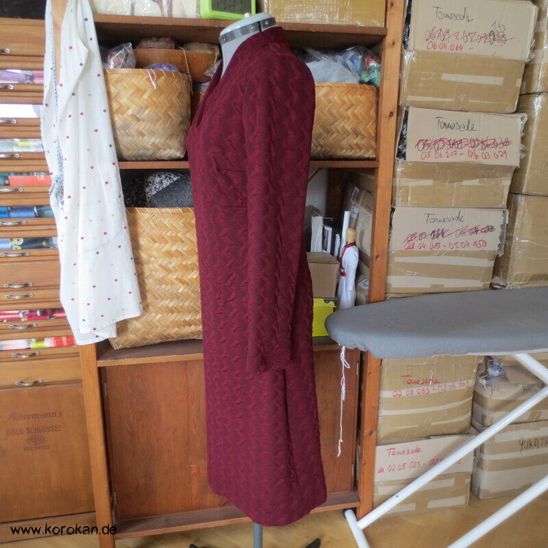 Viscosejacquardjersey schmales Kleid weinrotes zigzag, Gr. M