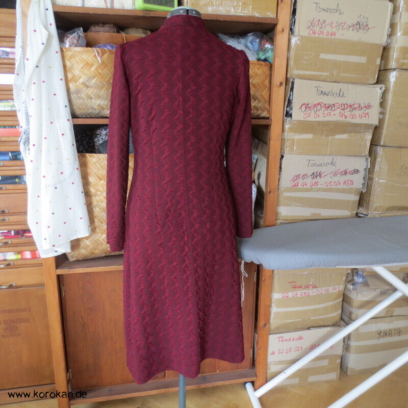 Viscosejacquardjersey schmales Kleid weinrotes zigzag, Gr. M