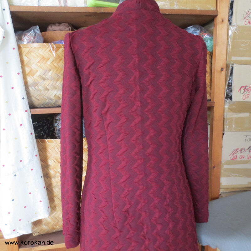 Viscosejacquardjersey schmales Kleid weinrotes zigzag, Gr. M