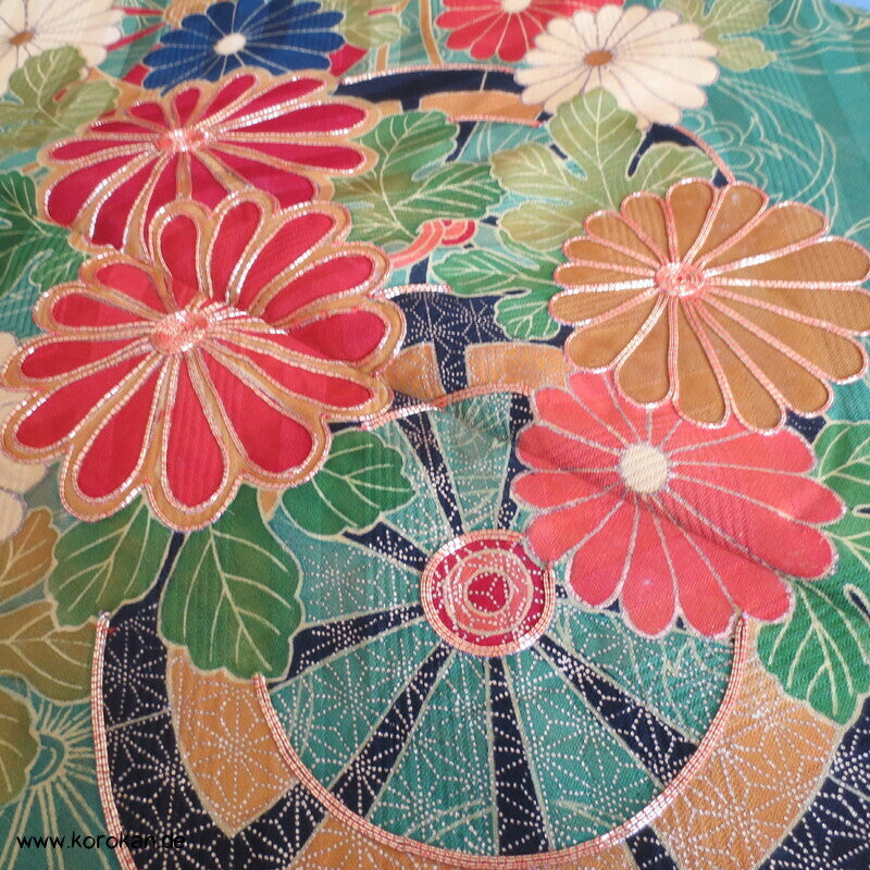 Genji Guruma und Blumen Seidendamast Furisode Kimono