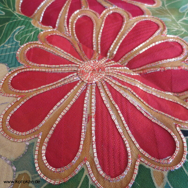 Genji Guruma und Blumen Seidendamast Furisode Kimono