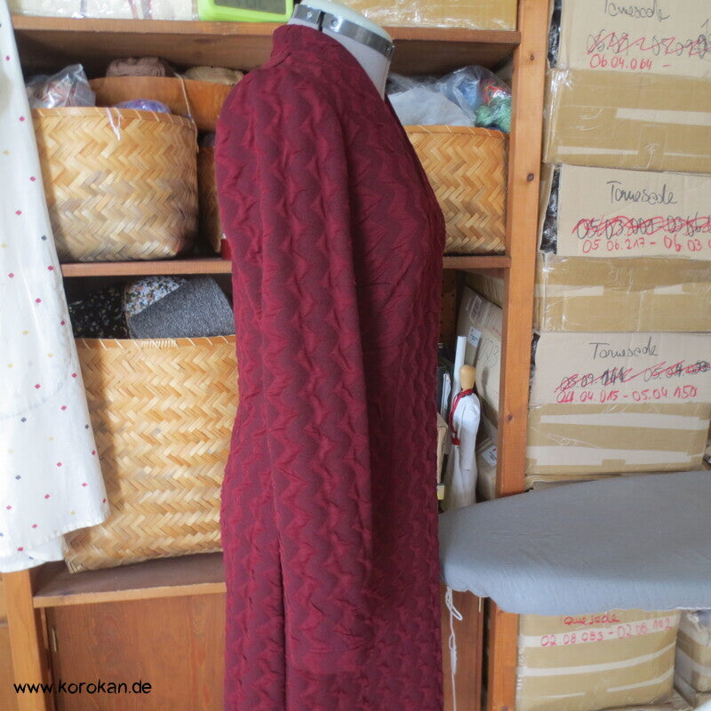 Viscosejacquardjersey schmales Kleid weinrotes zigzag, Gr. M