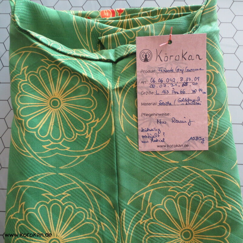 Genji Guruma und Blumen Seidendamast Furisode Kimono