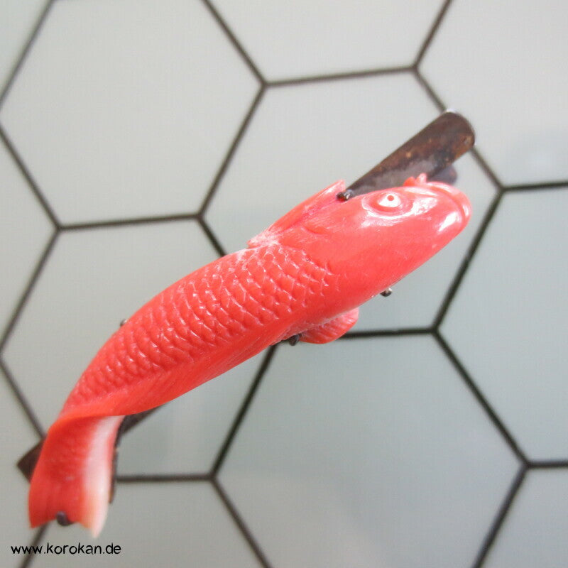 geschnitzter Korallen Koi, Schmuckklemme, Krawattenklemme, Obidome