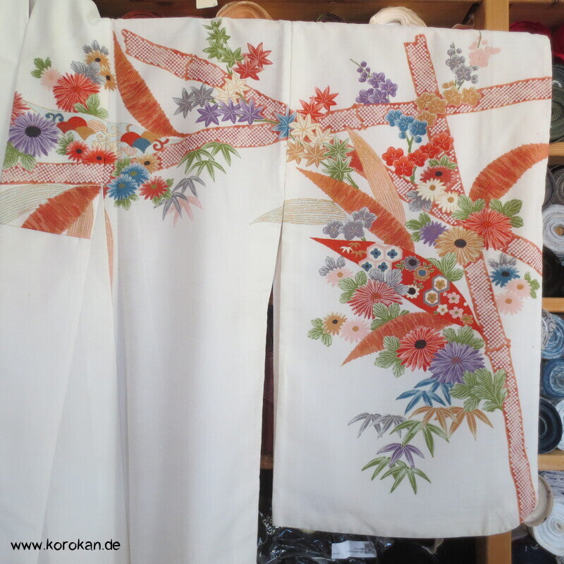 Bambusstäbe mit Blüten Homongi Kimono