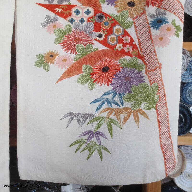 Bambusstäbe mit Blüten Homongi Kimono