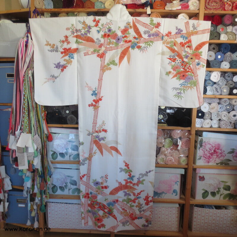 Bambusstäbe mit Blüten Homongi Kimono