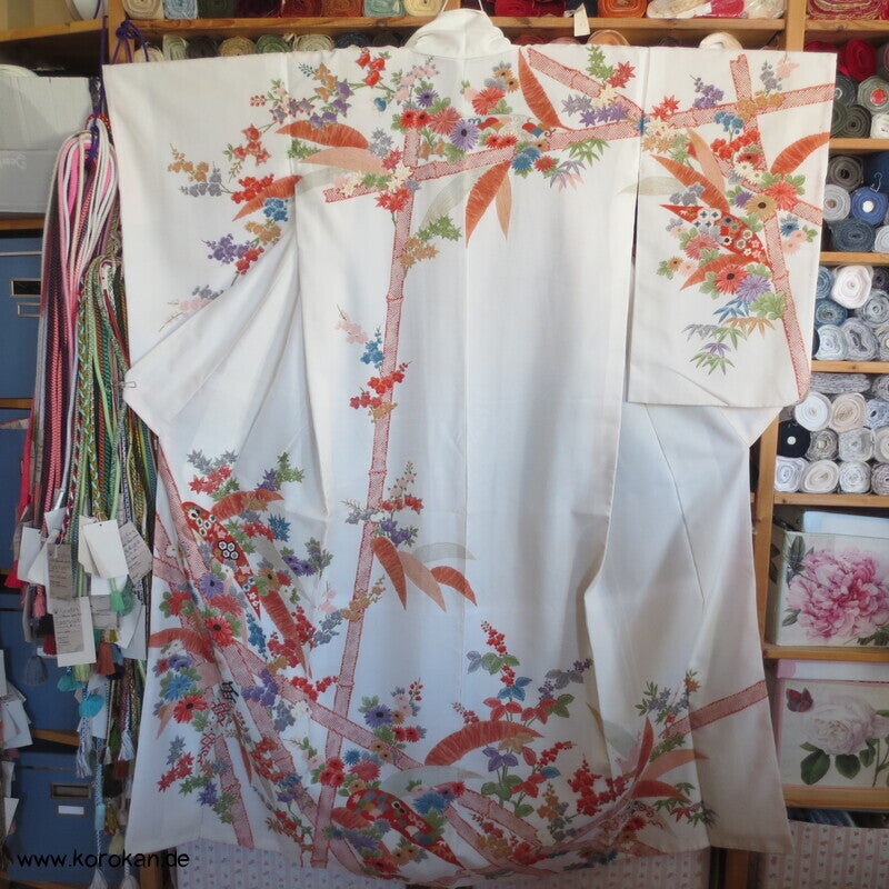 Bambusstäbe mit Blüten Homongi Kimono