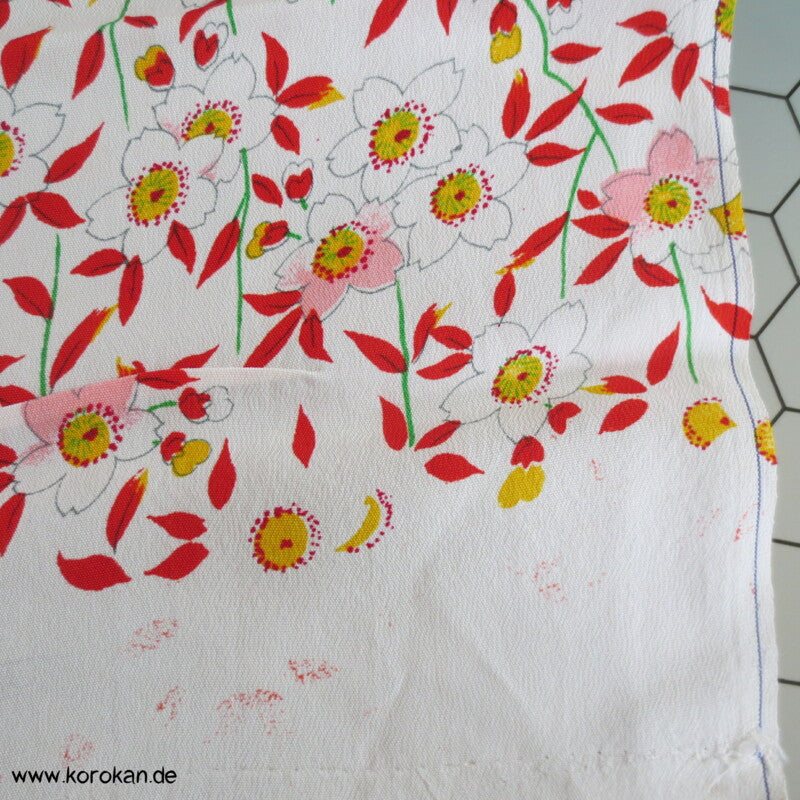 Stoffrest Blumen rot auf weiß - Viscose Kunstseiden Kimono Crepe