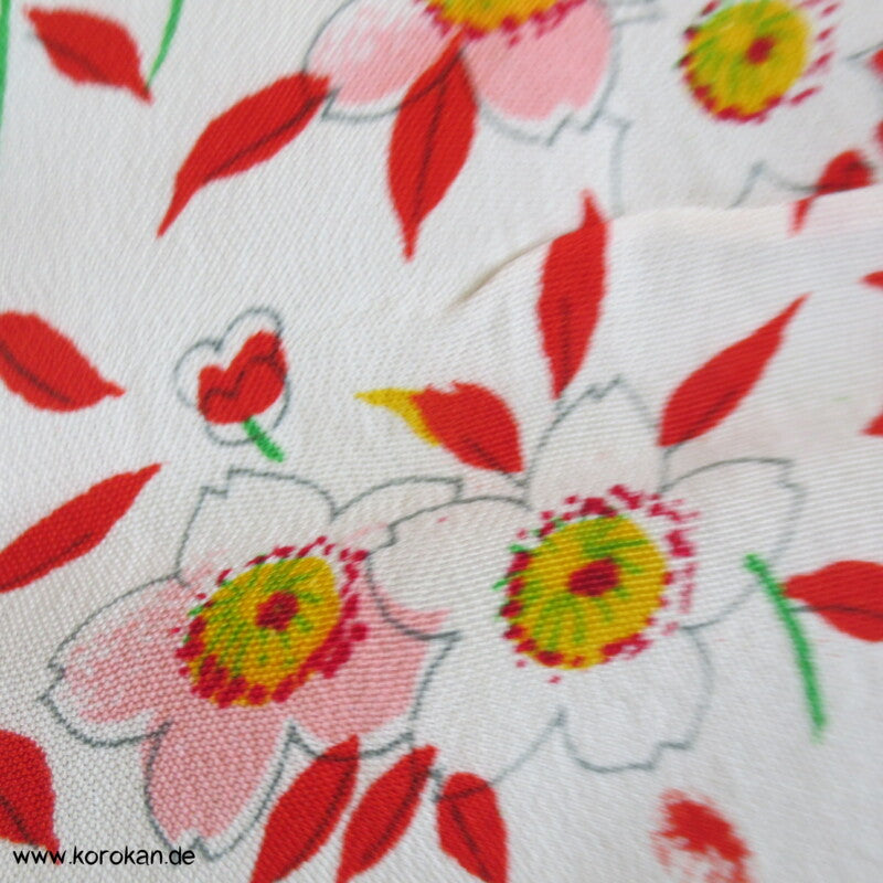 Stoffrest Blumen rot auf weiß - Viscose Kunstseiden Kimono Crepe