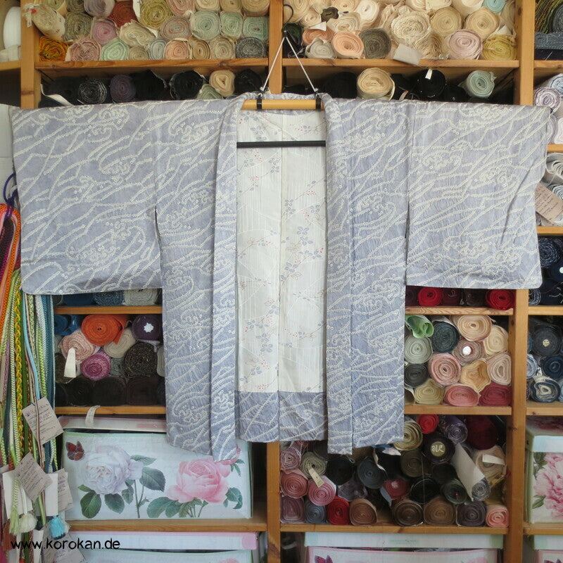 blassblaugraue Wellen auf Satin Full Shibori Haori