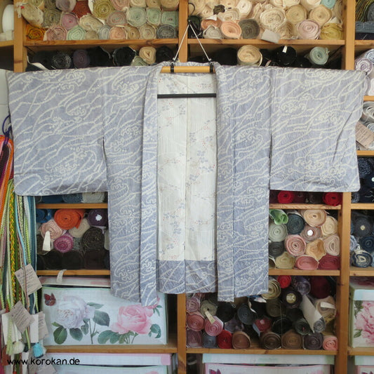 blassblaugraue Wellen auf Satin Full Shibori Haori