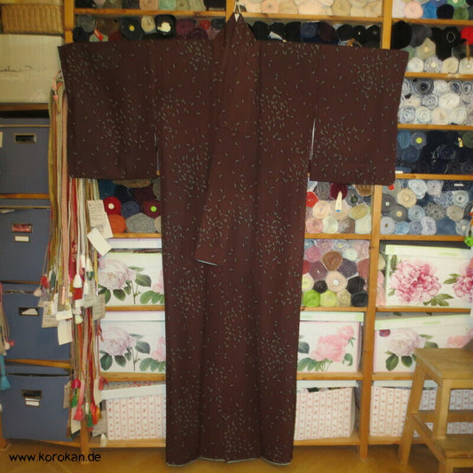 brauner Seidencrepe, Blätter, Beeren Komon Kimono