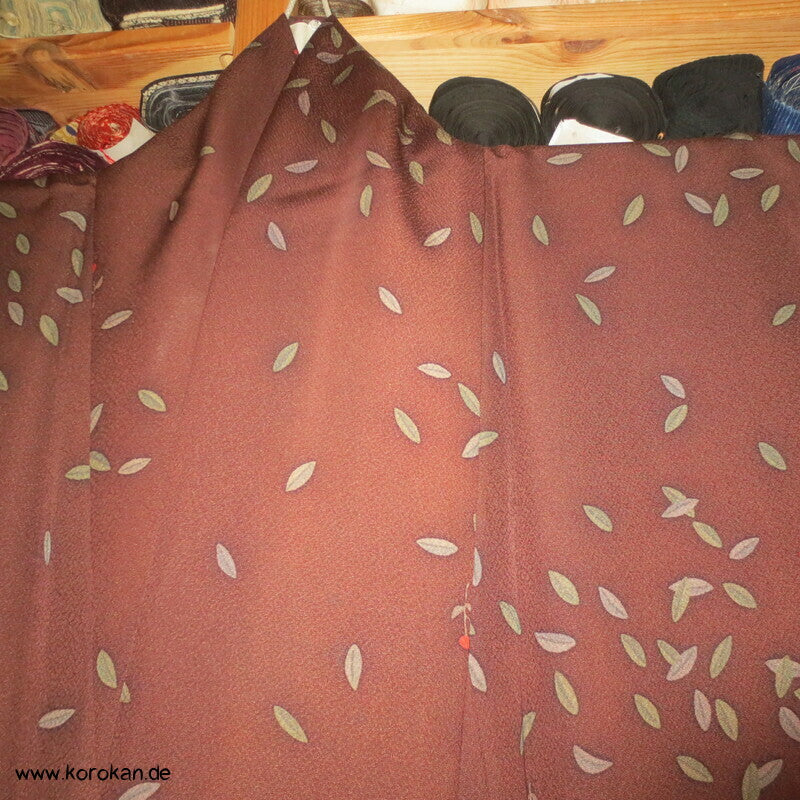 brauner Seidencrepe, Blätter, Beeren Komon Kimono