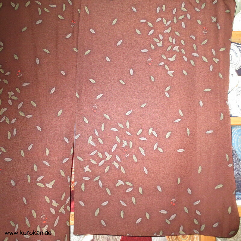 brauner Seidencrepe, Blätter, Beeren Komon Kimono