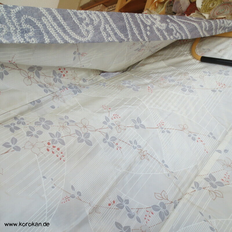 blassblaugraue Wellen auf Satin Full Shibori Haori