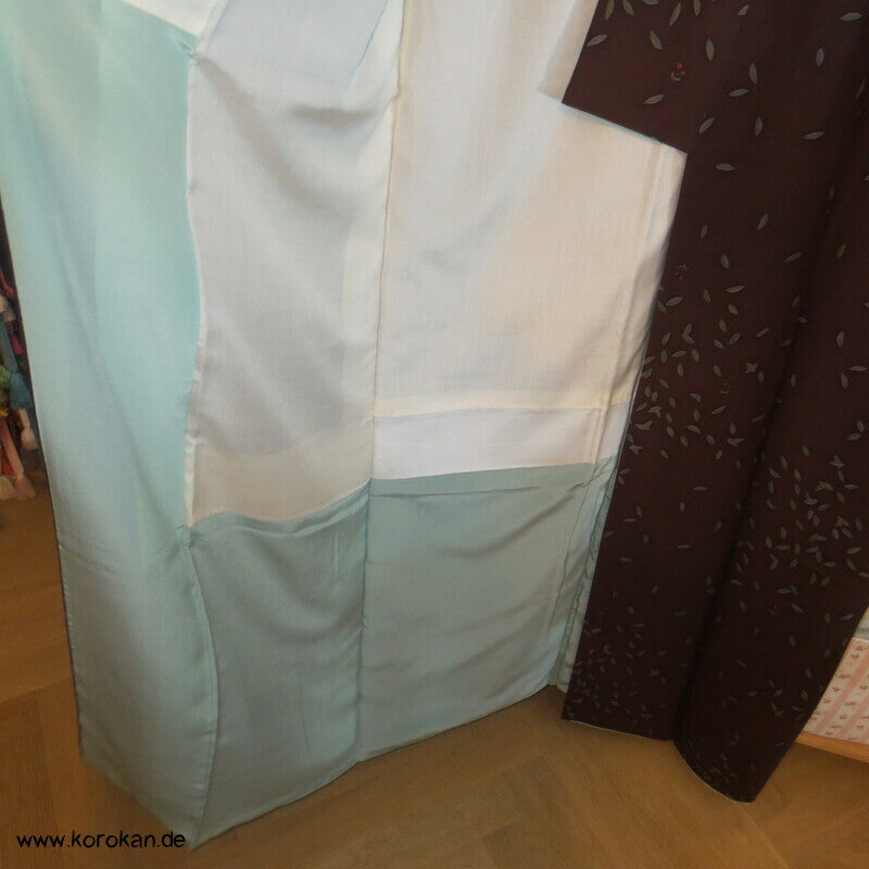 brauner Seidencrepe, Blätter, Beeren Komon Kimono