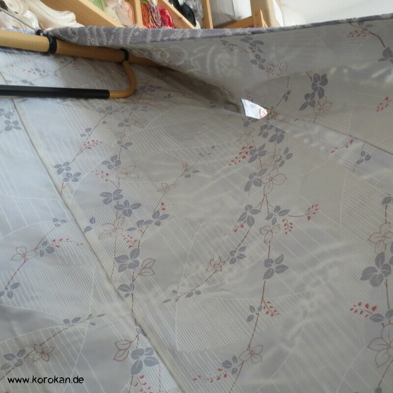 blassblaugraue Wellen auf Satin Full Shibori Haori