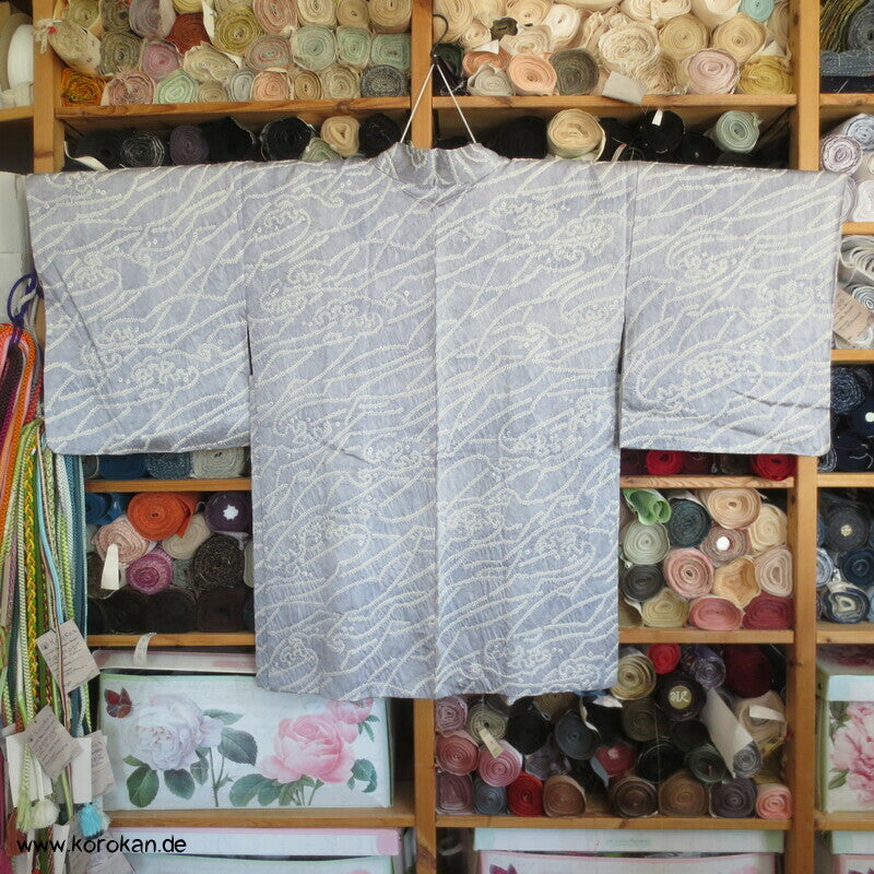 blassblaugraue Wellen auf Satin Full Shibori Haori
