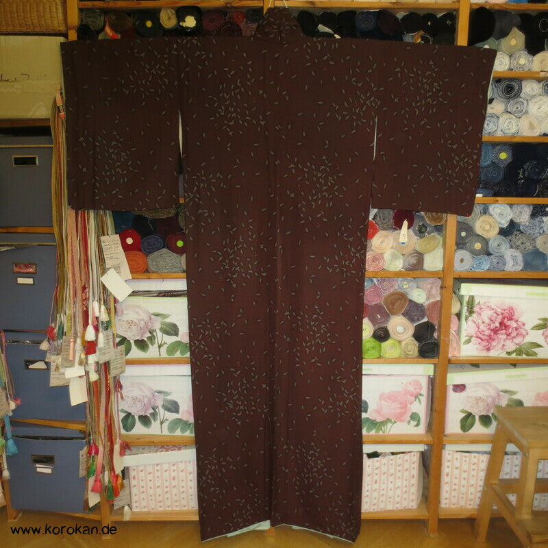 brauner Seidencrepe, Blätter, Beeren Komon Kimono