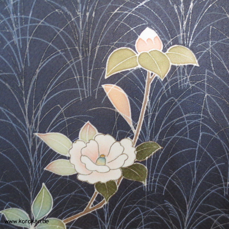 Homongi / Chu Furisode Kimono, dunkler Mond, Kamelien, prächtiger Golddruck