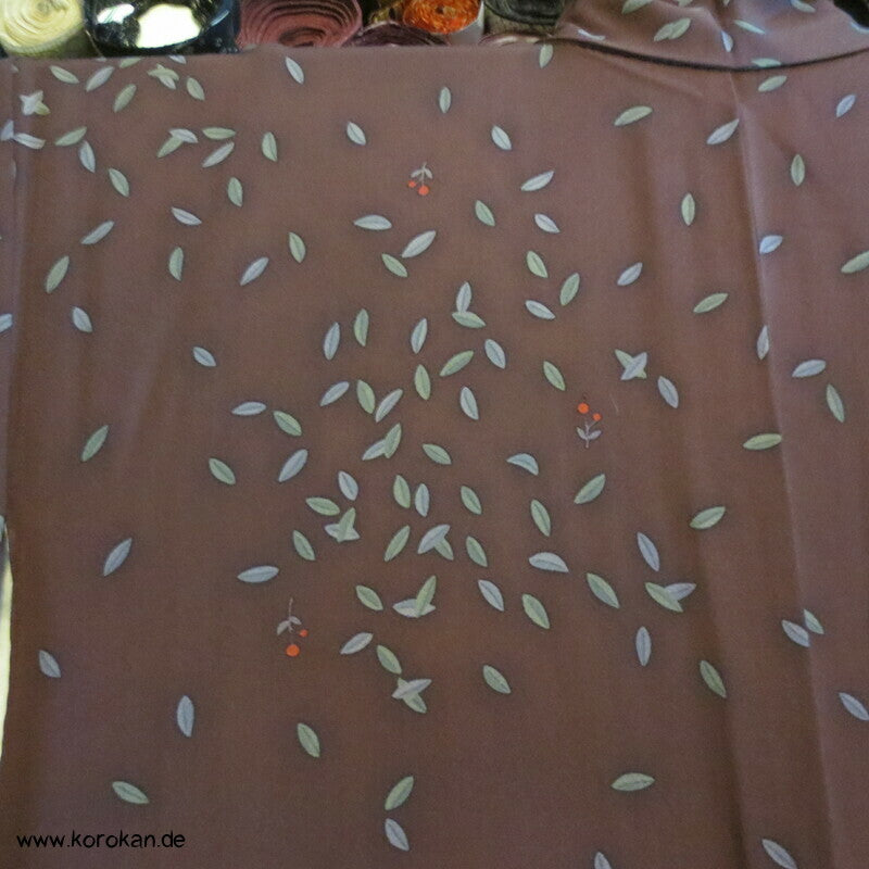 brauner Seidencrepe, Blätter, Beeren Komon Kimono