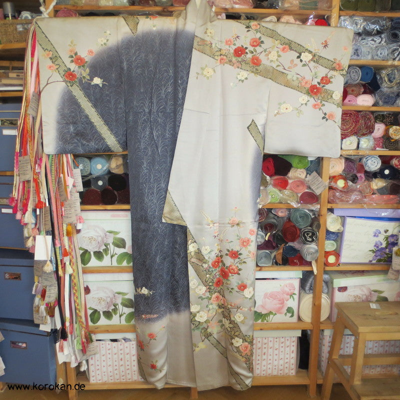Homongi / Chu Furisode Kimono, dunkler Mond, Kamelien, prächtiger Golddruck