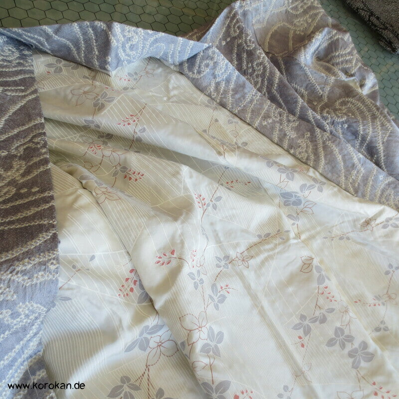 blassblaugraue Wellen auf Satin Full Shibori Haori