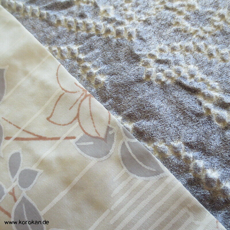 blassblaugraue Wellen auf Satin Full Shibori Haori