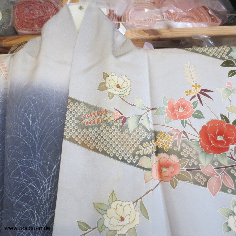 Homongi / Chu Furisode Kimono, dunkler Mond, Kamelien, prächtiger Golddruck