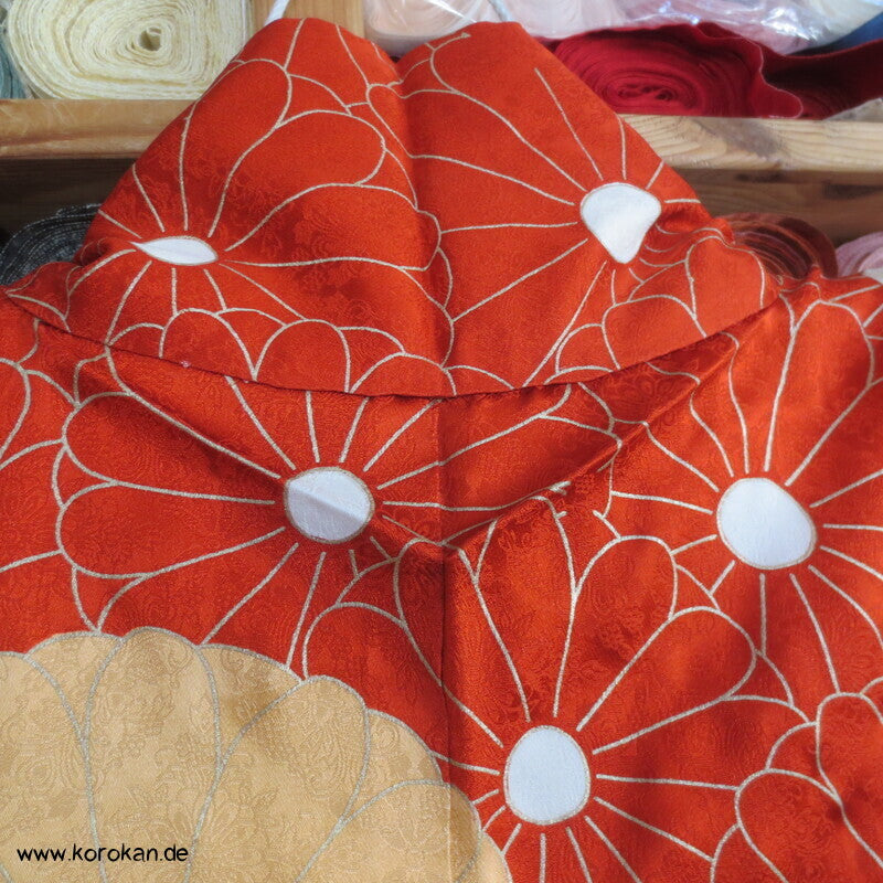 Chrysanthemenwolken Seidendamast Furisode Kimono