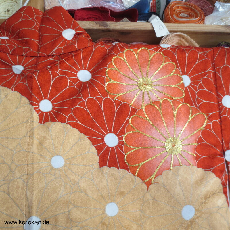 Chrysanthemenwolken Seidendamast Furisode Kimono