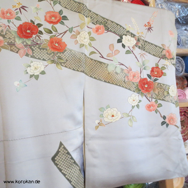 Homongi / Chu Furisode Kimono, dunkler Mond, Kamelien, prächtiger Golddruck
