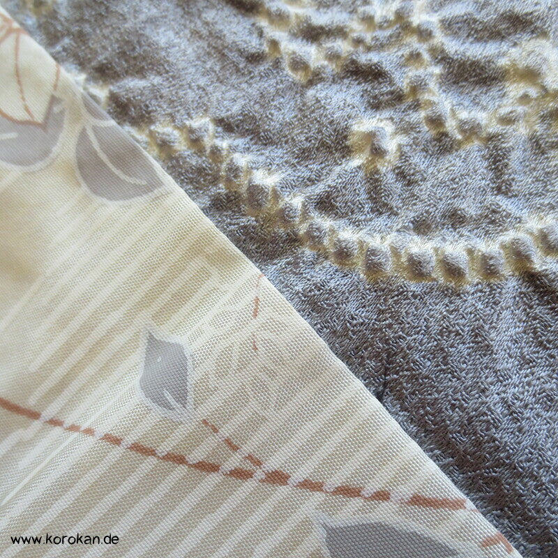 blassblaugraue Wellen auf Satin Full Shibori Haori