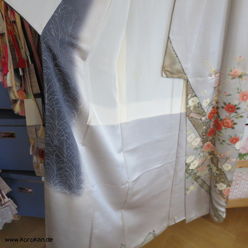 Homongi / Chu Furisode Kimono, dunkler Mond, Kamelien, prächtiger Golddruck