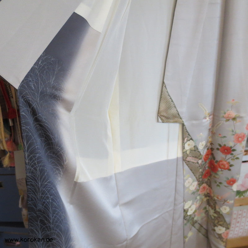 Homongi / Chu Furisode Kimono, dunkler Mond, Kamelien, prächtiger Golddruck