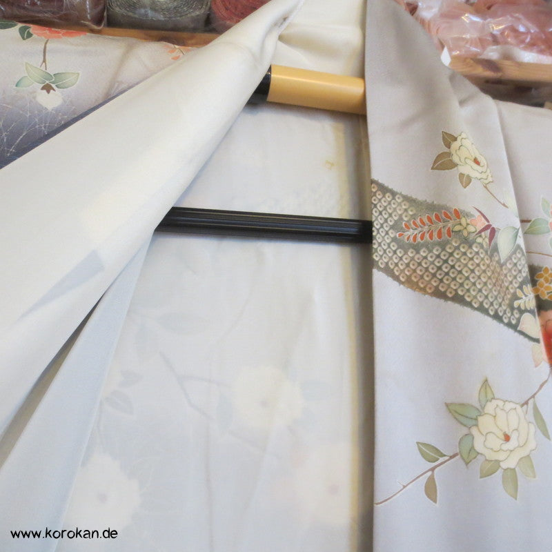 Homongi / Chu Furisode Kimono, dunkler Mond, Kamelien, prächtiger Golddruck