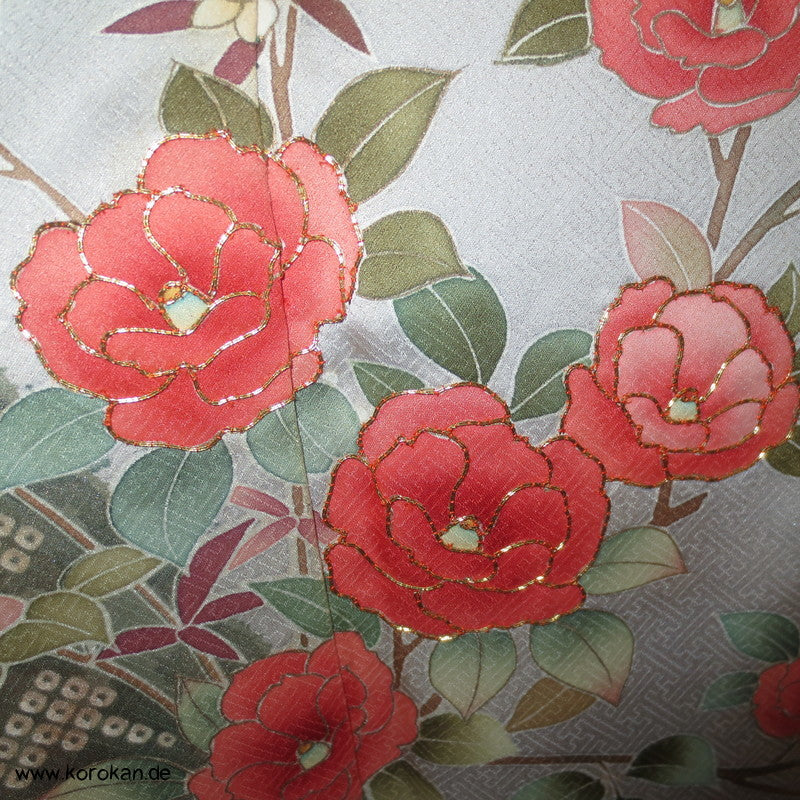 Homongi / Chu Furisode Kimono, dunkler Mond, Kamelien, prächtiger Golddruck