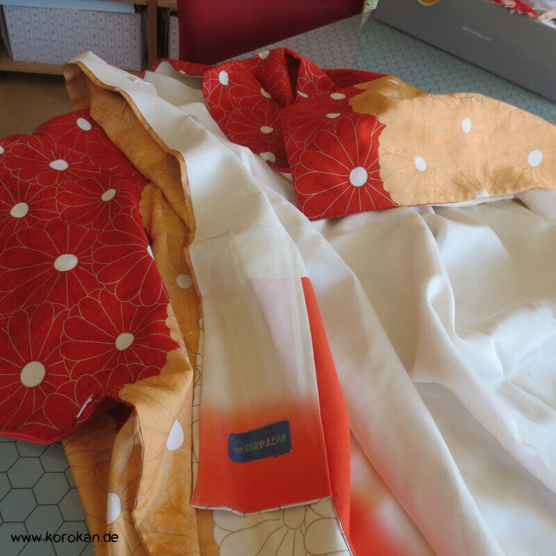 Chrysanthemenwolken Seidendamast Furisode Kimono