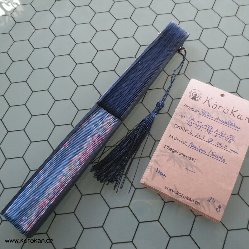 verschiedene Fächer aus Bambus, mit Stoff bezogen und Troddel