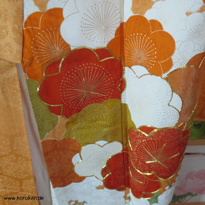 große Blüten auf mandarin - gold Furisode Seidendamast Kimono, goldbestickt