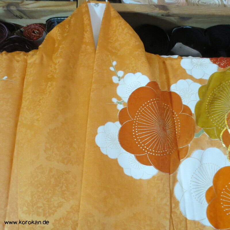 große Blüten auf mandarin - gold Furisode Seidendamast Kimono, goldbestickt