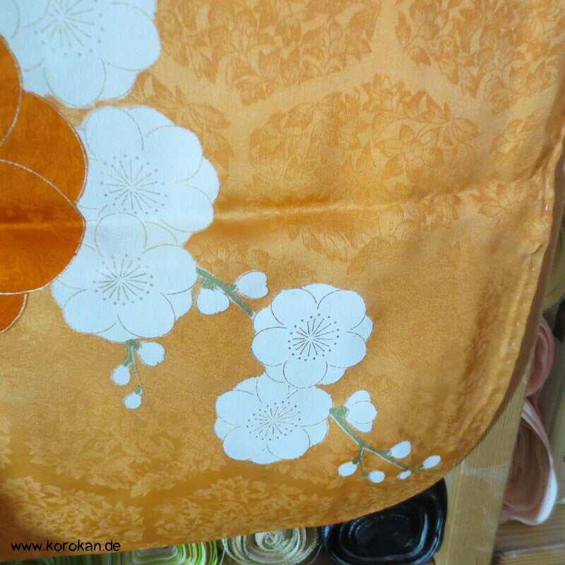 große Blüten auf mandarin - gold Furisode Seidendamast Kimono, goldbestickt