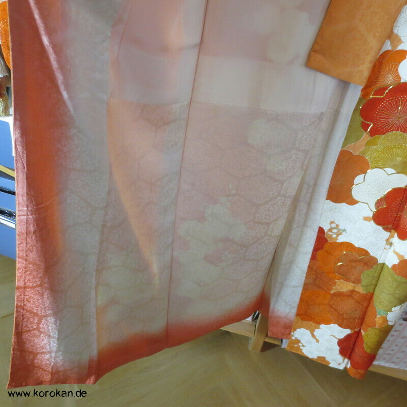 große Blüten auf mandarin - gold Furisode Seidendamast Kimono, goldbestickt