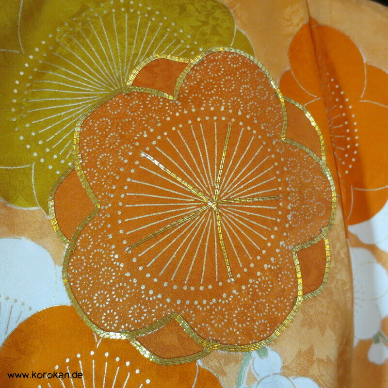 große Blüten auf mandarin - gold Furisode Seidendamast Kimono, goldbestickt